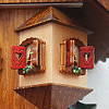 8T526/9　鳩時計・ローテンブルクハウス：飾り出窓の細工はかなり細かい
