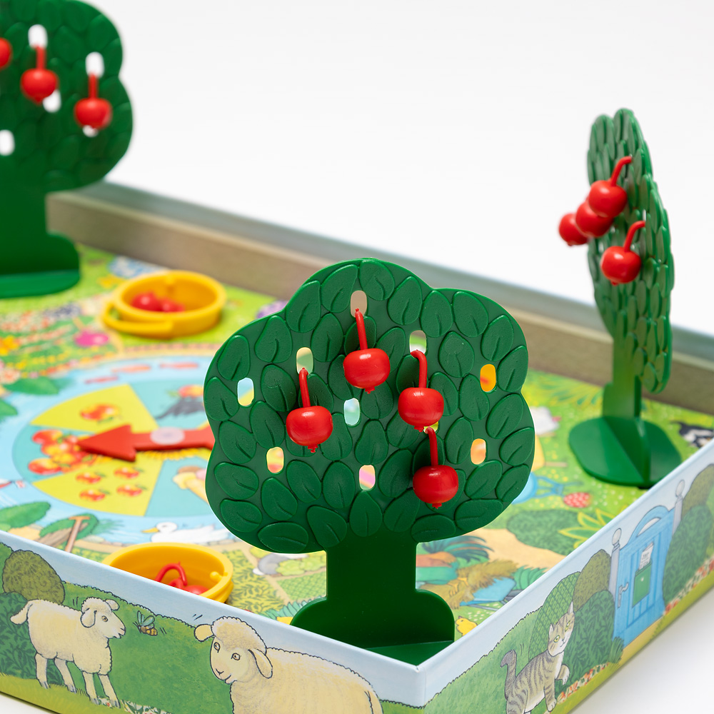 りんごゲーム:りんごはりんごの木に吊り下がっていて付けたり外したりするには器用さが必要です