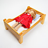 人形用ベッドふとん付き（大）：ジルケ人形（小）女の子を寝かせた例 ※大もぎりぎり入ります
